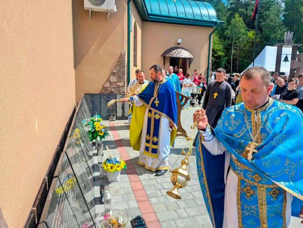 Спільна молитва родин загиблих під час прощі в Лішні