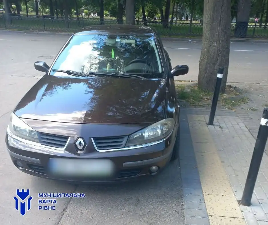 Приклад порушення паркування у мікрорайоні Рівного
