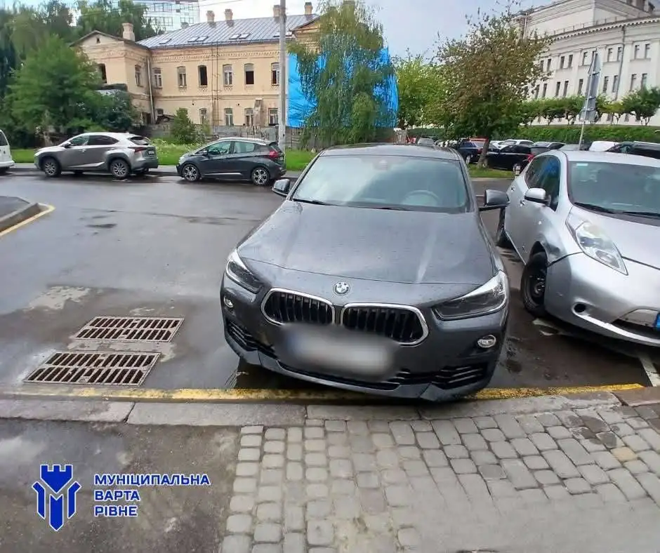 Міська служба фіксує неправильно припарковані автомобілі
