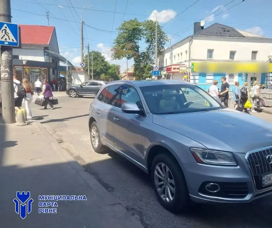 Патрульні складають постанову за неправильну стоянку