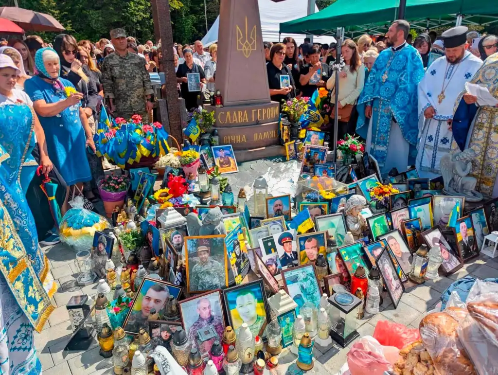 Момент молитви у храмі-пантеоні під час прощі