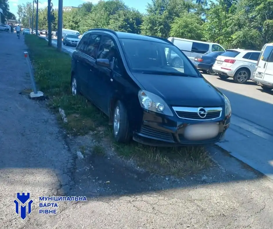 Автомобілі припарковані з порушеннями на вулиці міста