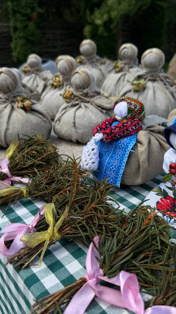 Гості фестивалю біля стендів із продукцією Полісся