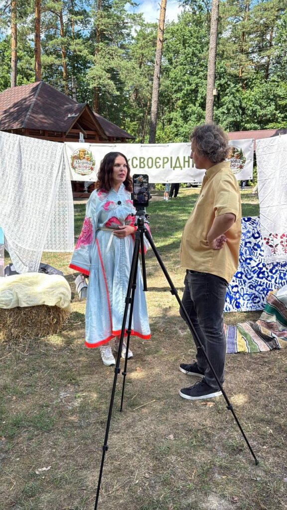 Дегустація місцевих смаколиків під час фестивалю