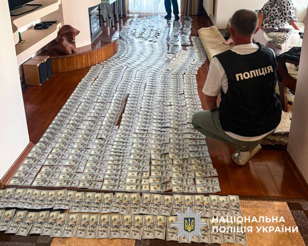 Вилучена готівка під час обшуків у медиків